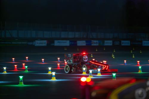 Skidpad während der Nacht mit spezieller Beleuchtung. 